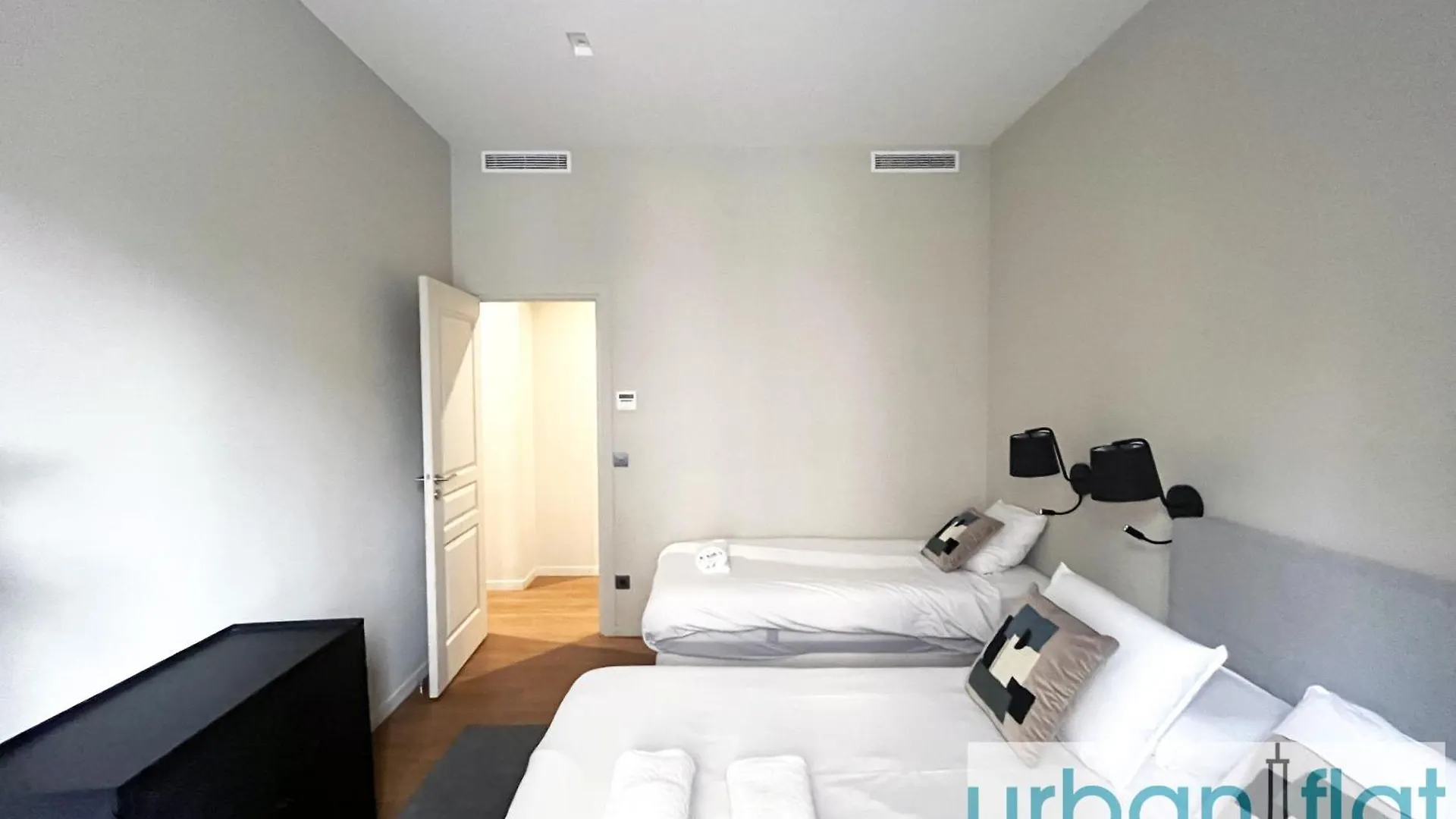 Urban Flat 119 - Spacious 5 Bedroom Flat In Paris Apartment